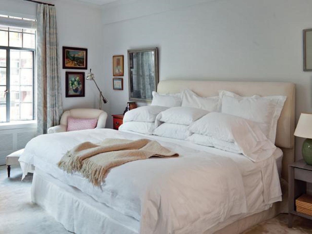 How to Make Your Room Lively with Photo Frames