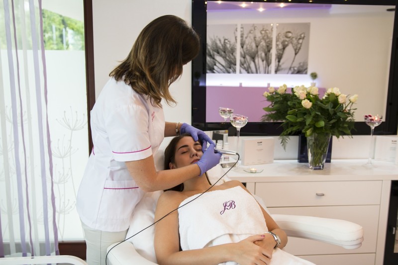 How To Obtain A Good Glowing Skin Through Minimal Skin Care